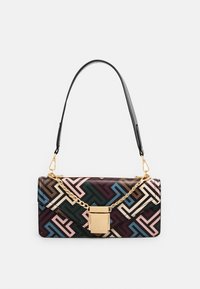 Mångfärgad lackväska med geometriskt mönster, guldkedja och rektangulär låsning, utrustad med en svart axelrem.