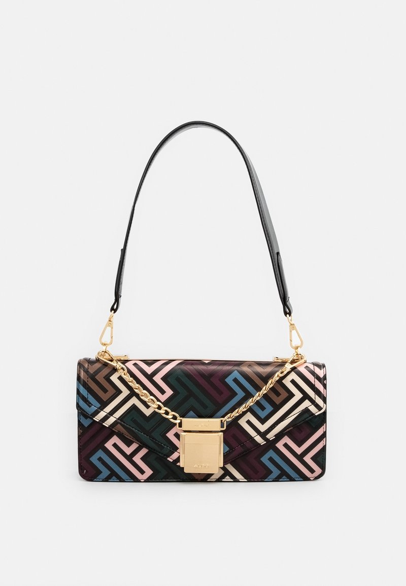 Mångfärgad lackväska med geometriskt mönster, guldkedja och rektangulär låsning, utrustad med en svart axelrem.