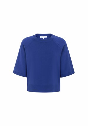 Top albastru din tricot cu mâneci scurte, decolteu rotund, tiv striat și detalii cusute pe umeri. Textură netedă, design casual.