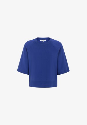 Zils īsroku adīts tops ar apaļu apkakli, ribota apakšmala un dūriena detaļām uz pleciem. Gluda tekstūra, ikdienišķs dizains.