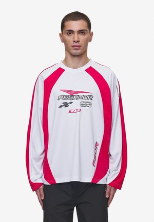 Langärmliges Sportshirt in Weiß und Rosa, mit rundem Halsausschnitt, kontrastierenden Ärmeln und Drucklogo-Details auf der Vorderseite.