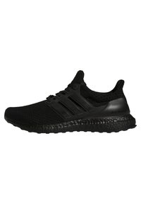 Chaussure de course noire en tricot avec une tige en mesh flexible, trois bandes noires et une semelle Boost texturée noire. Fermeture à lacets réglable.