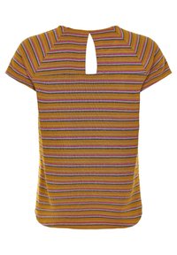 Žlutý top s krátkým rukávem a barevnými horizontálními pruhy, se střihem ve tvaru klíčové dírky na zádech a volným střihem.