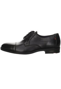 Chaussure habillée en cuir noir avec une finition lisse, bout rond, système de laçage, coutures discrètes et semelle en caoutchouc à profil bas.