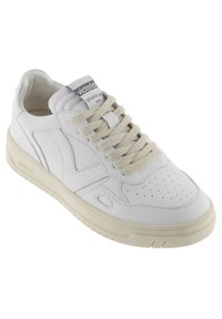 Baskets en cuir blanc avec boîte à orteils perforée, lacets crème et languette rembourrée arborant un logo gris. Semelle en caoutchouc lisse avec détail texturé.
