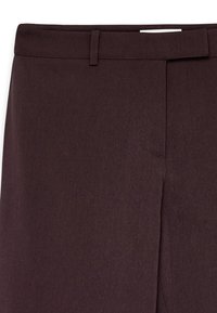 Pantaloni marroni scuri con una texture liscia, caratterizzati da un cinturino slim e pieghe frontali sottili per un aspetto sartoriale.
