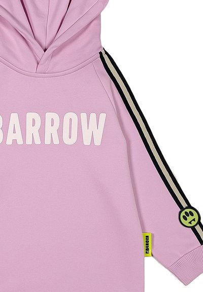 Felpa rosa con testo "BARROW", dotata di cappuccio, strisce nere e beige sulle maniche e una toppa di impronta di zampa verde. Texture del tessuto liscia.