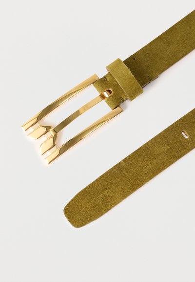 Ζώνη από πράσινο σουέντ ελιάς με φαρδύ ορθογώνιο μεταλλικό αγκράφα διπλής ακίδας σε χρυσό χρώμα, σε λευκό φόντο.