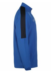 Blauwe Nike-jas met zwarte schouderaccenten, hoge kraag en elastische manchetten. Heeft een gladde textuur en zijzakken.