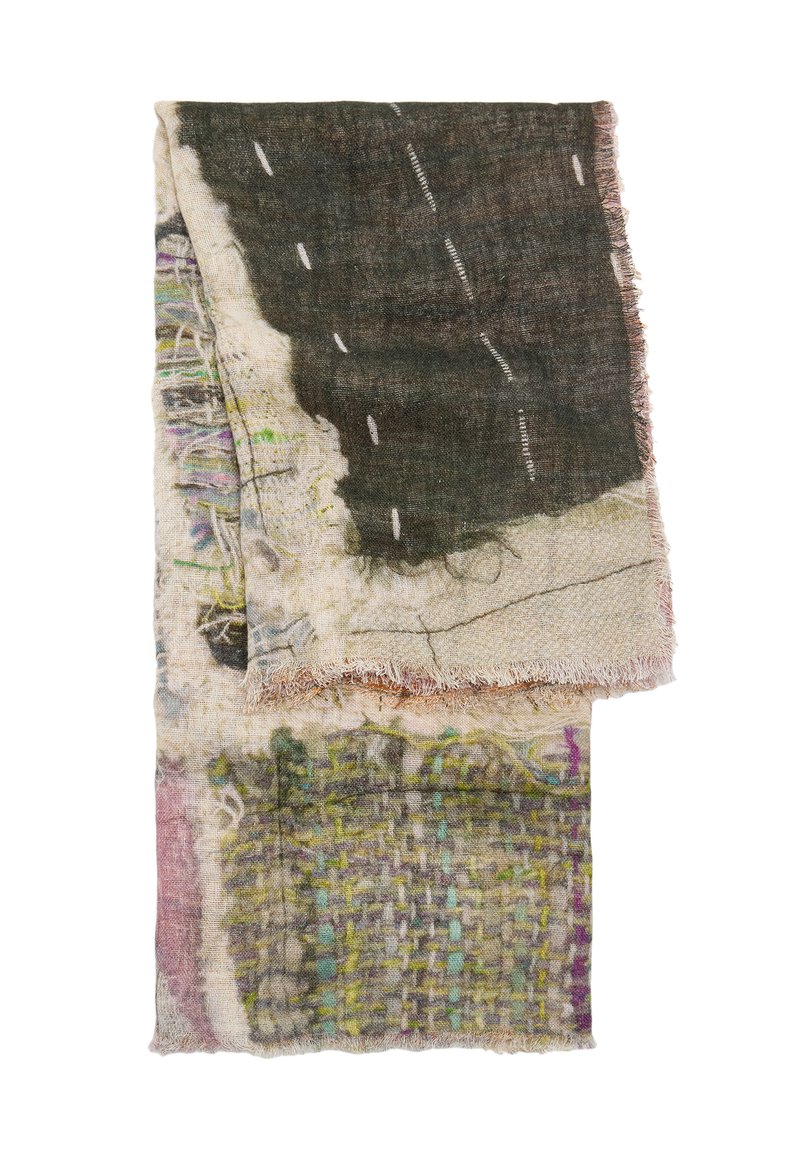 Tkaną chustę w różnych ziemistych odcieniach cechuje teksturowana powierzchnia, postrzępione krawędzie oraz skomplikowane wzory w odcieniach purpury, zieleni i beżu.