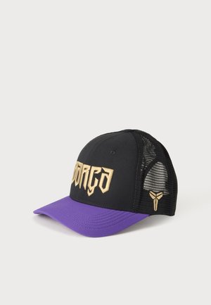 Casquette de baseball en mesh noir et violet avec le texte doré "Mamba" à l'avant et un emblème doré sur le panneau latéral.