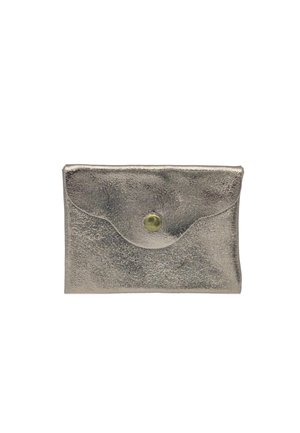 Pochette enveloppe en cuir argenté métallisé avec rabat arrondi et fermeture par bouton-pression doré central sur fond blanc.