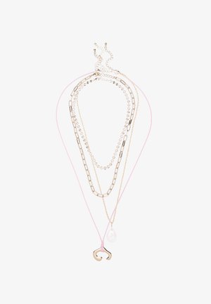 Schicht-Kette mit goldfarbenen Metallketten, einem rosa Band und einem zentralen Perlenakzent. Enthält verschiedene Ketten designs und Längen.