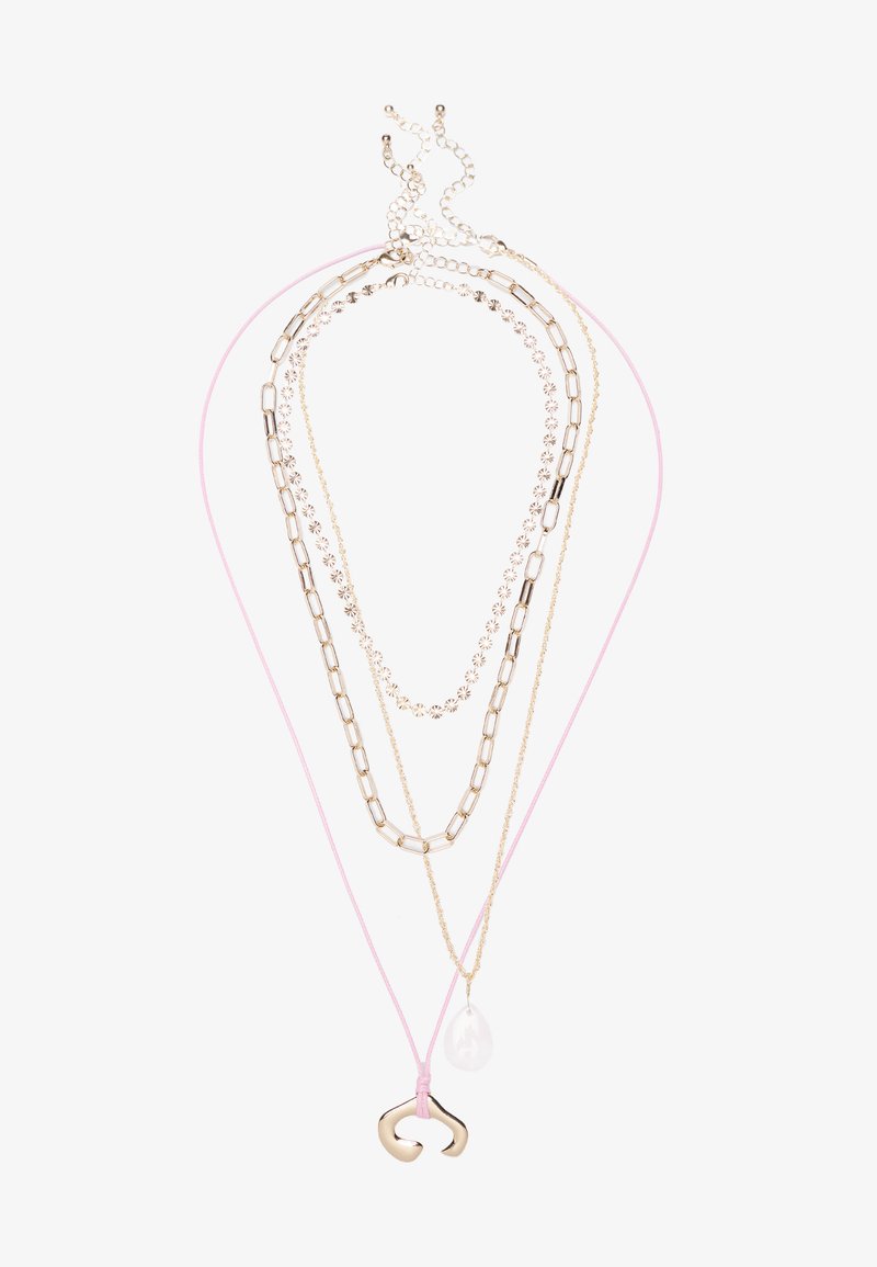 Mångdubbelt halsband med guldtonade metallkedjor, ett rosa snöre och en central pärlaccent. Inkluderar olika kedjedesigner och längder.