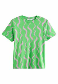 Camiseta verde de manga corta con rayas verticales onduladas rosas y escote redondo.