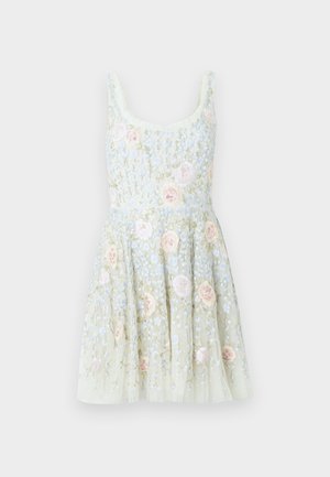 Kratka cvetna obleka v bledo zeleni barvi z vezenimi rožnatimi vrtnicami in modrim cvetjem. Ima oprijet prsni del in razširjen krilo.