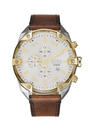 Montre analogique avec un cadran blanc, des accents dorés, un boîtier en acier inoxydable argenté et un bracelet en cuir marron ; inclut un chronographe et un affichage de la date.