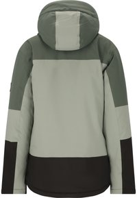 Groene en grijze waterdichte jas met een capuchon, kleurblokontwerp, met donkere bruine accenten aan de onderkant en een gladde, matte textuur.
