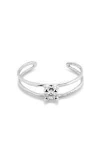 Bague en argent avec une pierre précieuse transparente centrale, au design minimaliste et aux bandes lisses et courbées créant une silhouette ouverte.