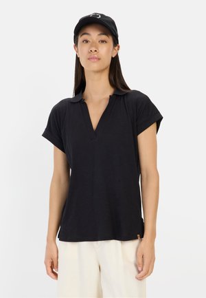 Sort polo-shirt med kort ærme og V-udskæring, lavet af letvægtsmateriale. Kompletteret med optrukne ærmer og et side brand-etiketdetalje.