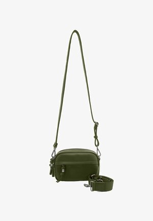 Sac bandoulière vert en matériau texturé, avec une fermeture zippée, une sangle amovible et un petit accent de pampille.