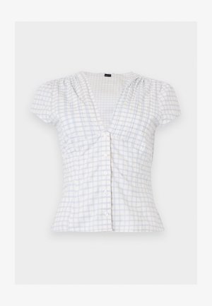 Biela blúzka s krátkym rukávom so svetlomodrým károvaným vzorom, výstrihom do V, zapínaním na gombíky vpredu a mierne nafúknutým dizajnom ramien.