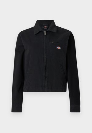 Veste noire à fermeture éclair avec col, deux poches basses et une poche poitrine zippée ornée d'un petit patch logo coloré.