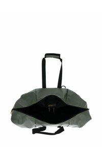 Bolsa de viaje impermeable verde con una gran abertura con cremallera, asas de tela negra y una textura suave y mate. El interior no está forrado.