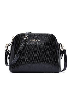 Bolso negro de tipo bandolera con patrón texturizado de serpiente, correa ajustable, herrajes plateados y el nombre de la marca "DERIMOD" en el centro frontal.
