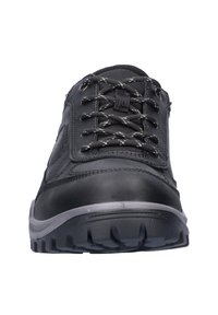 Scarpa da escursionismo nera con lacci a motivo, suola robusta e parte superiore in pelle cucita, vista frontalmente su uno sfondo bianco.