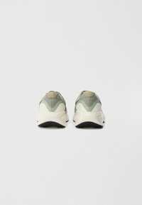 Nike Performance REVOLUTION 8 - Tenisice za cestovno trčanje - army/black/jade horizon/phantom