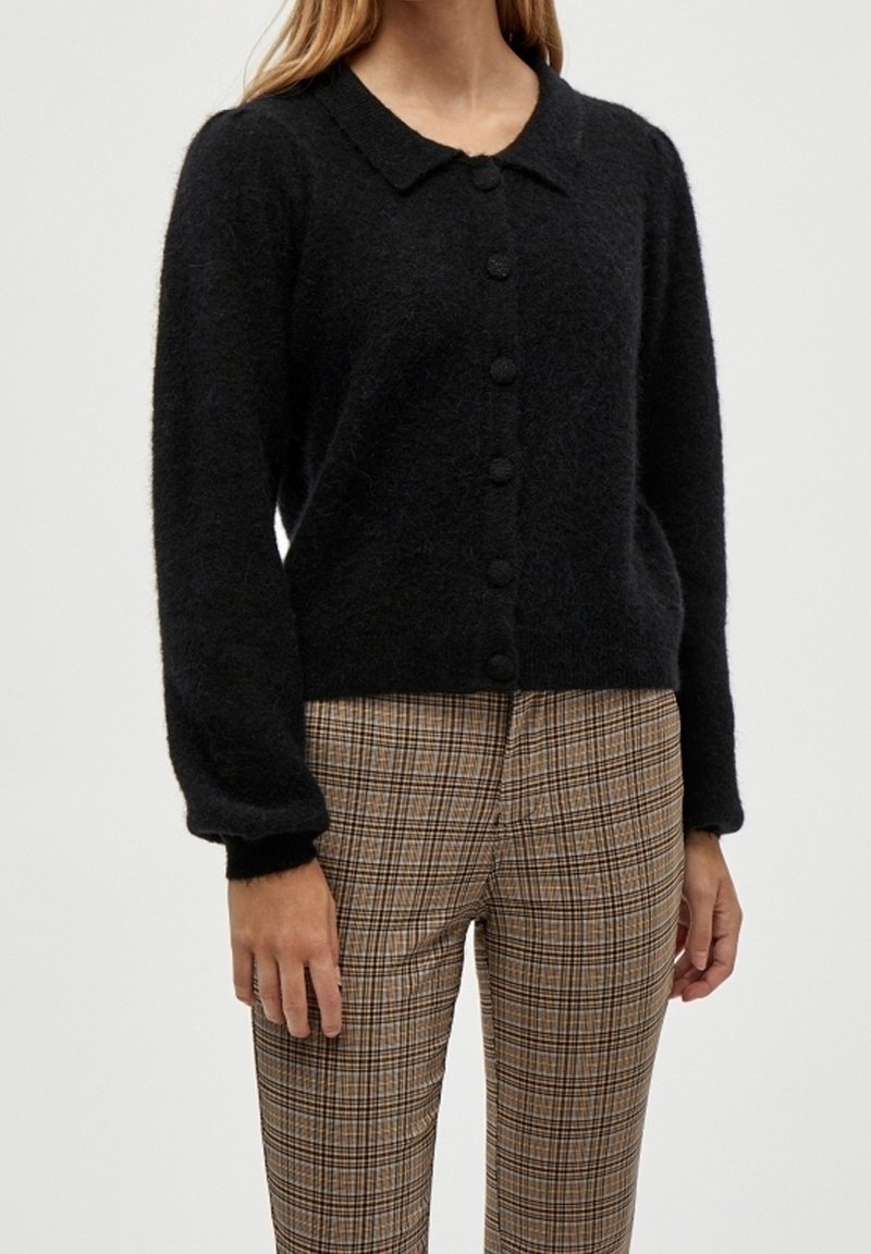 Svart knäppbar cardigan med en mjuk textur, med rundad krage, långa ärmar och sex runda knappar framtill.