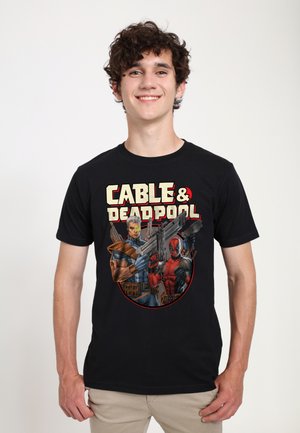 Sort bomulds T-shirt med et grafik af to tegneseriefigurer, Cable og Deadpool, der holder våben, med fed tekst der lyder "CABLE & DEADPOOL."