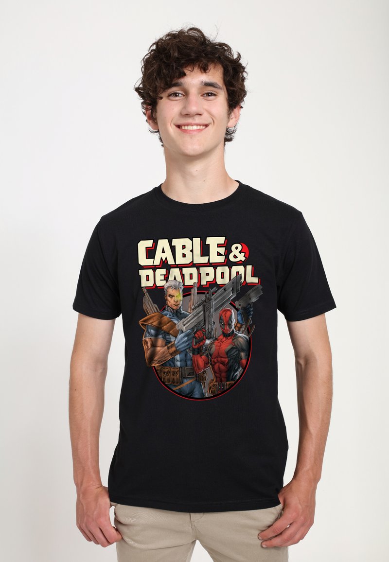 Sort bomulds T-shirt med et grafik af to tegneseriefigurer, Cable og Deadpool, der holder våben, med fed tekst der lyder "CABLE & DEADPOOL."