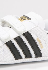 adidas Originals SUPERSTAR CRIB UNISEX - Pirmieji vaiko batukai - white/core black