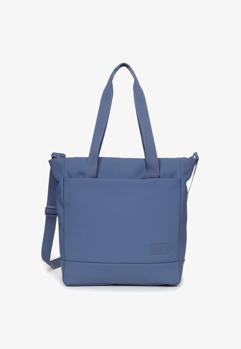 Blauwe rechthoekige tote bag gemaakt van duurzame stof. Beschikt over dubbele handvatten, een afneembare schouderriem en een subtiele logo-patch aan de voorkant.