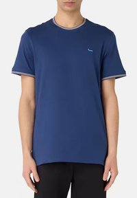 T-shirt blu navy a maniche corte in morbido tessuto, con scollo rotondo bordato in contrasto e un piccolo dettaglio ricamato sul petto.