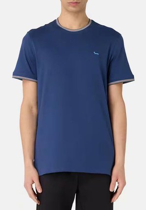 T-shirt blu navy a maniche corte in morbido tessuto, con scollo rotondo bordato in contrasto e un piccolo dettaglio ricamato sul petto.