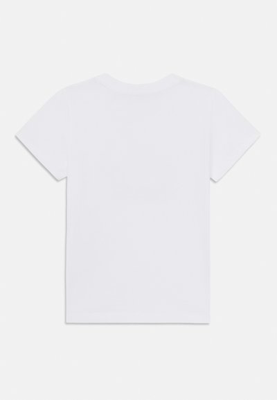 Camiseta de algodón blanca de manga corta y cuello redondo. Textura suave con un diseño sencillo y de color sólido. Sin gráficos ni patrones visibles.