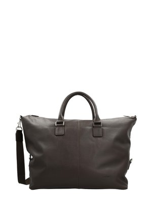 Bolsa de viaje grande de cuero marrón oscuro con asas dobles y una correa de hombro desmontable sobre fondo blanco.