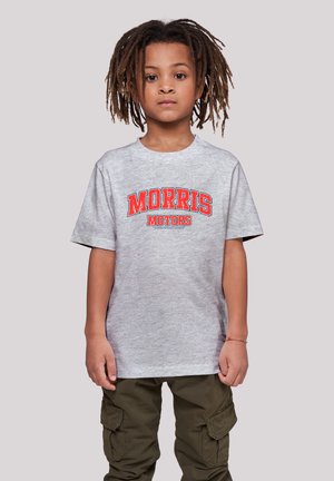 Graues Kurzarm-T-Shirt mit "MORRIS MOTORS" in rotem und schwarzem Text; kombiniert mit olivgrünen Cargo-Hosen, glatte Stoffstruktur.