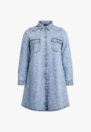 Denim jurk in lichtblauw met hartpatronen. Voorzien van een spitse kraag, lange mouwen, twee borstzakken en een knoopsluiting aan de voorkant.