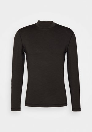 Kitsas, pikkade varrukatega kõrge kaelusega tumepruun särk, millel on sile texture ja peened õmblusdetailid.