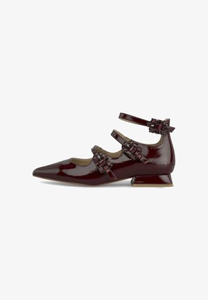 Chaussures en cuir verni bordeaux avec un bout pointu, un design à trois brides et des boucles décoratives, dotées d'un petit talon carré.