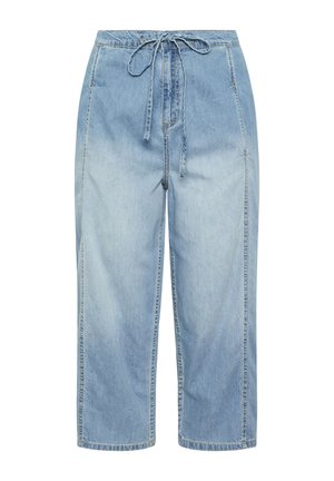 Pantalones de mezclilla azul claro con cintura alta, piernas anchas, bolsillos delanteros y cinturón de tela atado en la cintura.