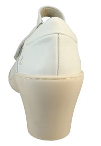 Białe skórzane buty z okrągłym noskiem i podwyższonym obcasem. Posiadają teksturowany pasek i minimalistyczny design. Widok z tyłu ukazuje detale szycia.