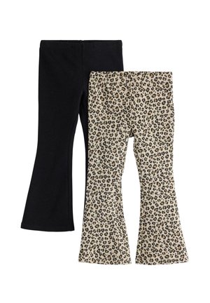 Due paia di leggings svasati: uno di colore nero uniforme, l'altro crema con stampa leopardata nera. Entrambi hanno una cintura elastica e un tessuto morbido.