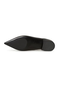 Schwarzer spitzer Schuh mit einem glatten Lederoberteil, einer eleganten Silhouette und einer strukturierten Gummisohle für besseren Halt. Subtile Markenkennzeichnung im Inneren.