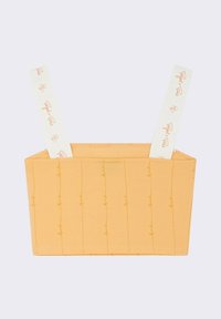 Geel stoffen opbergmand met verticale stiksels en witte handvatten met herhaalde oranje tekstlogo. Rechthoekige vorm, zachte textuur.