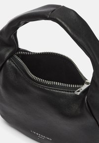 Czarna skórzana torba o zaokrąglonym kształcie i miękkiej fakturze. Posiada zamek błyskawiczny oraz zakrzywiony uchwyt. Logo umieszczone z przodu.